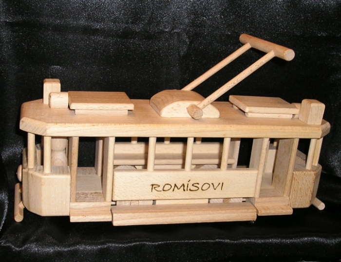 dřevěná tramvaj s věnováním