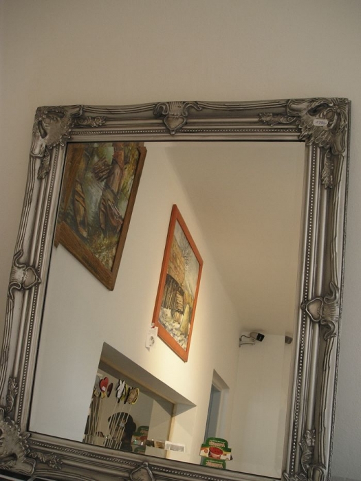 Nástěnné stříbrné zrcadlo v dřevěném rámu