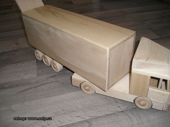 Dřevěný kamion hračka s držákem na víno