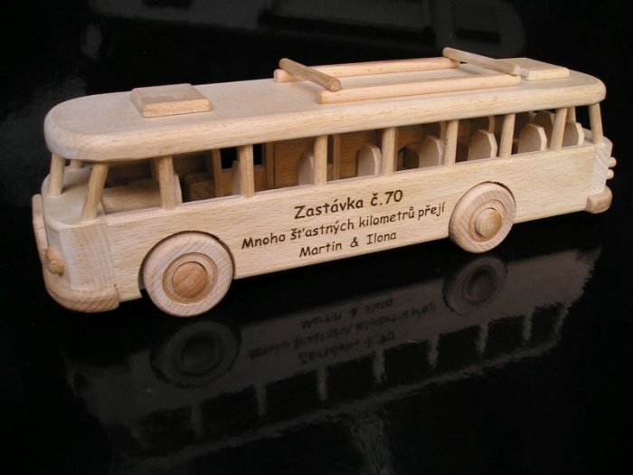 Dřevěný autobus