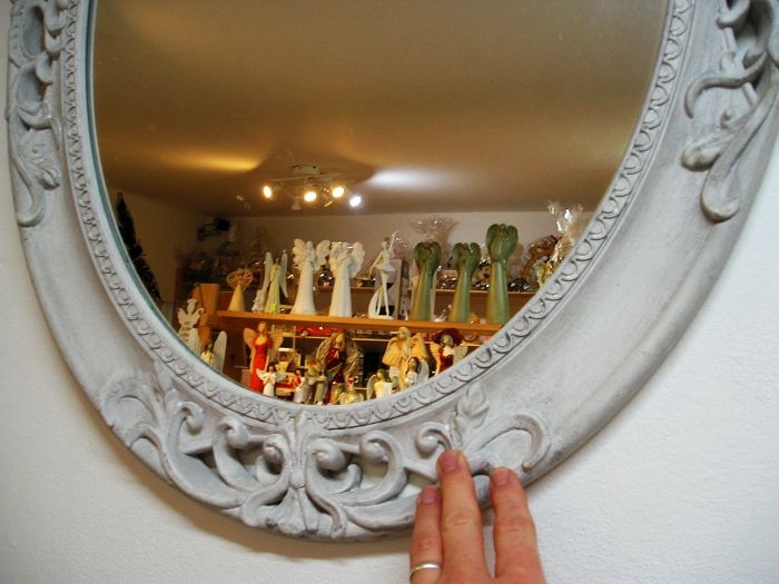Oválné bílé zrcadlo ornament