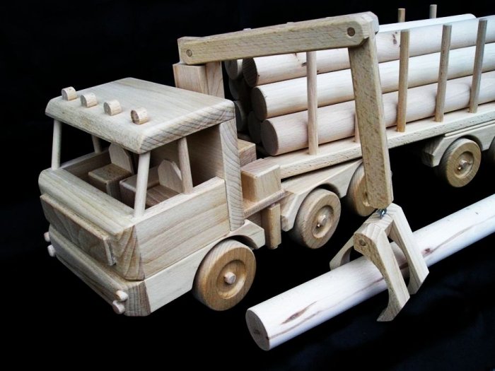 Nákladní auto pro přepravu dřeva