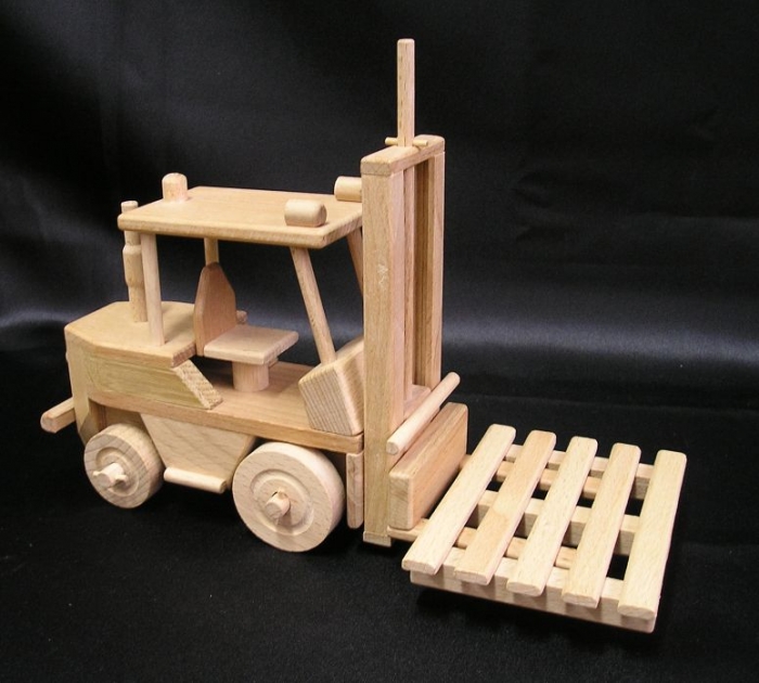vysokozdvizny-vozik-dreveny-model-skladova-technika