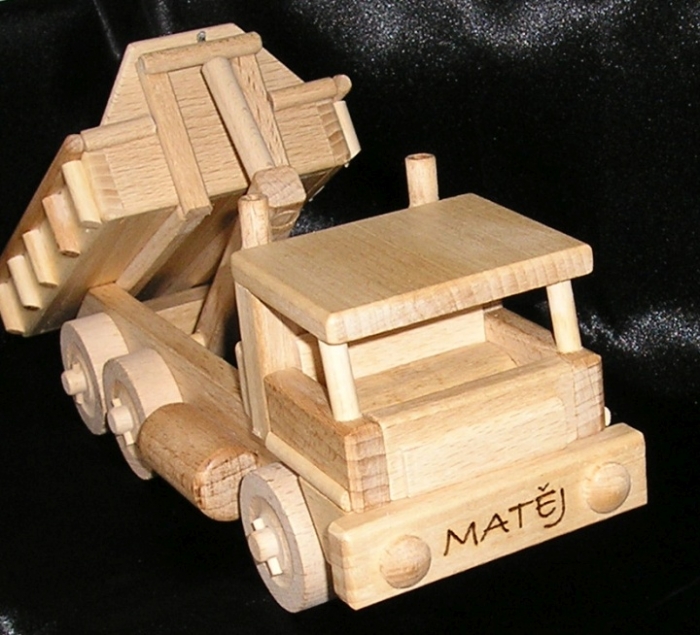 Dřevěné nákladní autíčko se jménem dítěte na přání
