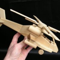 dřevěná hračka model vrtulník, helikoptéra Apache