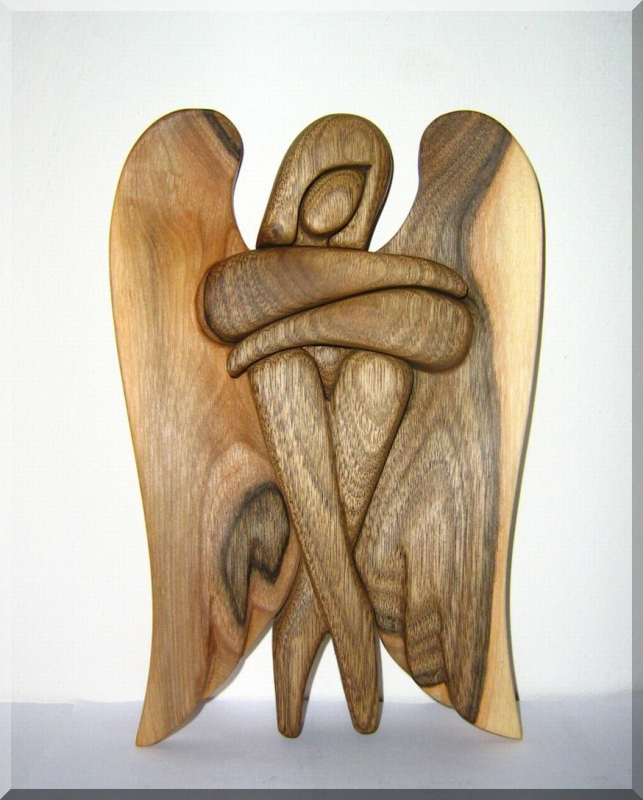 Soška anděl materiál OŘECH. 24 cm