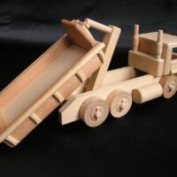 Dřevěné nákladní automobil s kontejnerem