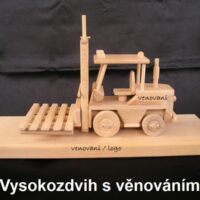 Vysokozdvižný vozík s paletou – dřevěná dárky pro skladníky a logistiku