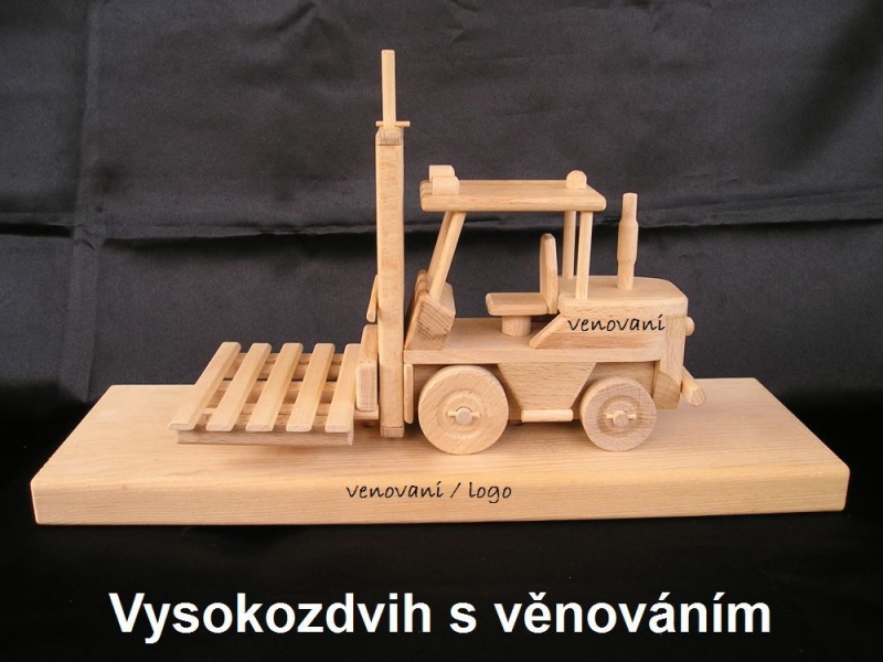 Vysokozdvižný vozík s paletou – dřevěná dárky pro skladníky a logistiku