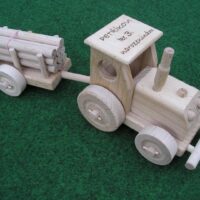Zemědělský traktor s vlečkou, dětská hračka, dřevěné dárky