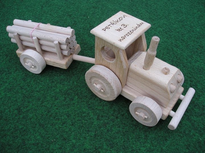 Zemědělský traktor s vlečkou, dětská hračka, dřevěné dárky