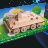 Vojenský transportér, tank. Dřevěná hračka, dárky pro vojáky