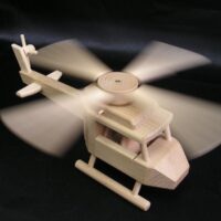 Vrtulník hračka ze dřeva dárek pro piloty