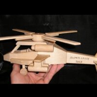 dřevěné dárky a hračky helikoptéra model vrtulníku