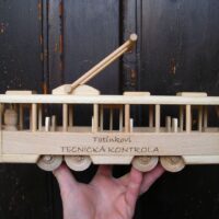 Dřevěné hračky Dárková tramvaj ze dřeva, historický vůz pouliční dráhy