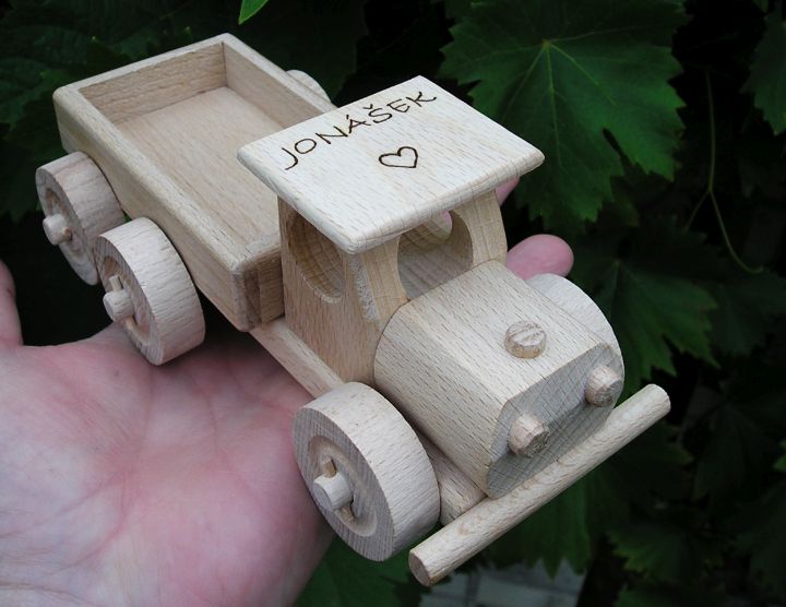 Malý náklaďáček dřevěná hračka pro kluka