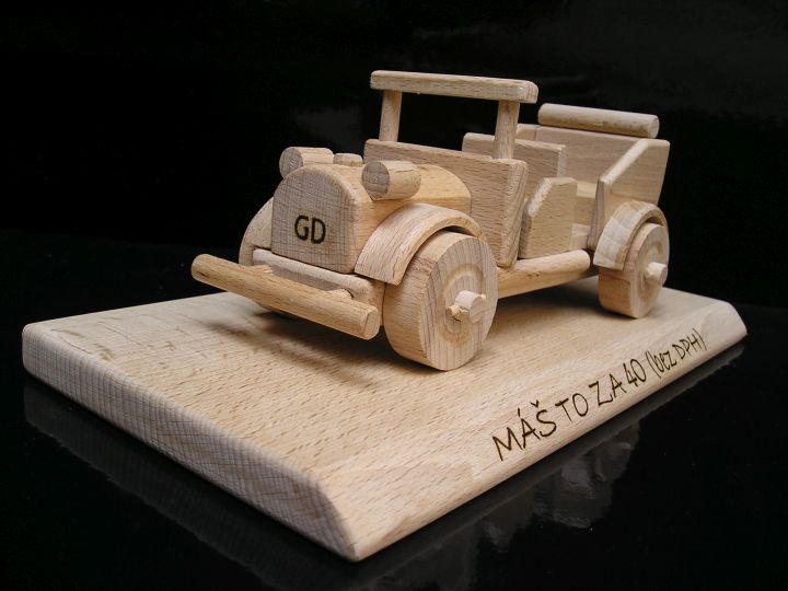 dřevěné hračky autoverán dřevěný dárek model na podstavě s věnováním