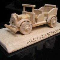 autoverán dřevěný dárek model na podstavě s věnováním