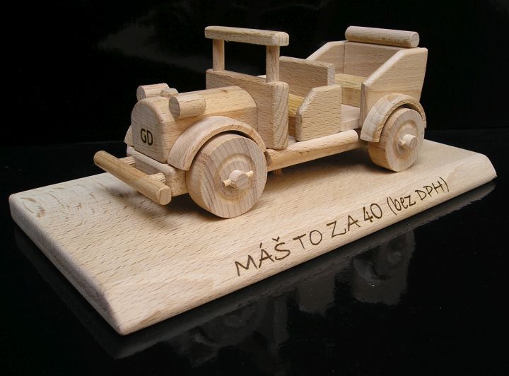 autoverán dřevěný dárek model na podstavě s věnováním