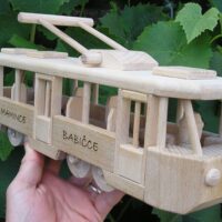 Tramvaj hračka Tramvaj ze dřeva – originální dárek, vozidlo městské dopravy
