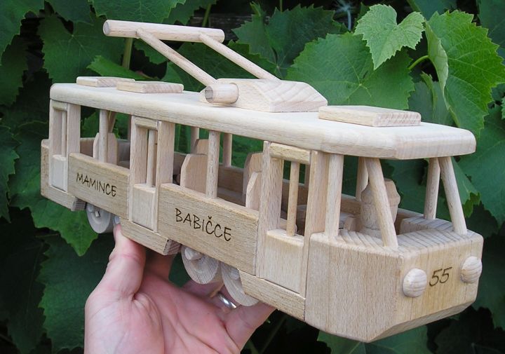 Tramvaj hračka Tramvaj ze dřeva – originální dárek, vozidlo městské dopravy