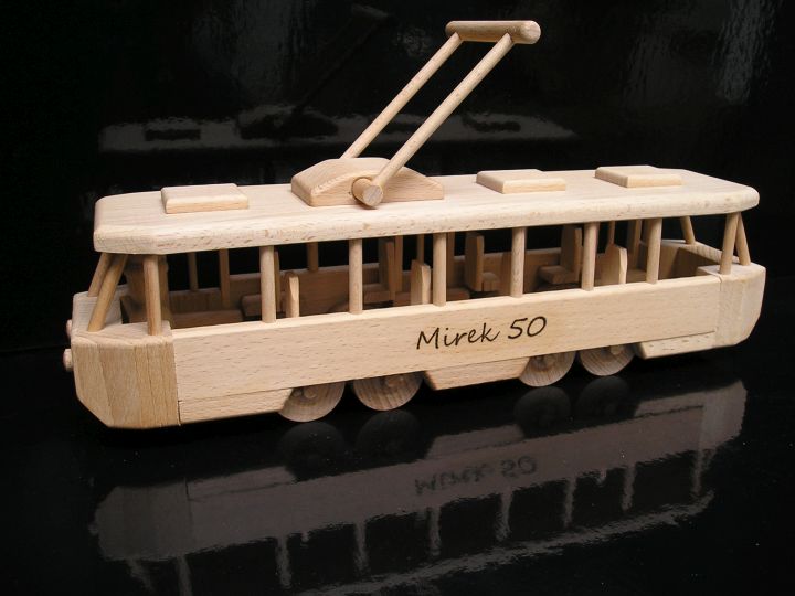 Dřevěná tramvaj – model městské dráhy jako originální dárek