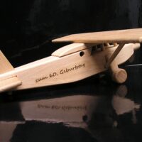 Dřevěné letadlo typ Pilatus Dárkové letadlo model na dřevěném stojánku pro pilota