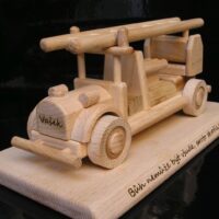 Hasičské auto na podstavě dřevěný model dárek pro požárníka