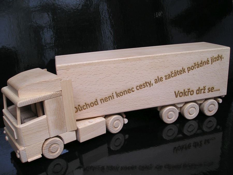 dřevěný dárek pro řidiče kamionu