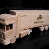 Kamion ze dřeva jako dárek pro řidiče trucku