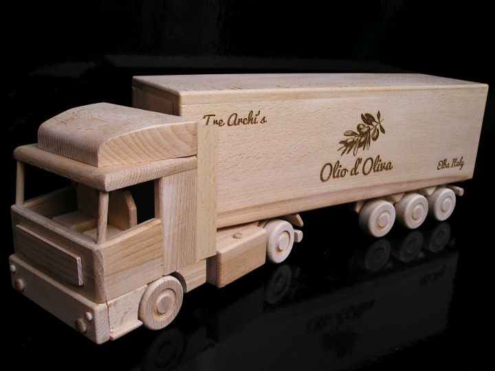 Kamion ze dřeva jako dárek pro řidiče trucku