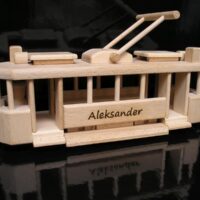 Dřevěný model tramvaje – originální dárek pro fanoušky MHD