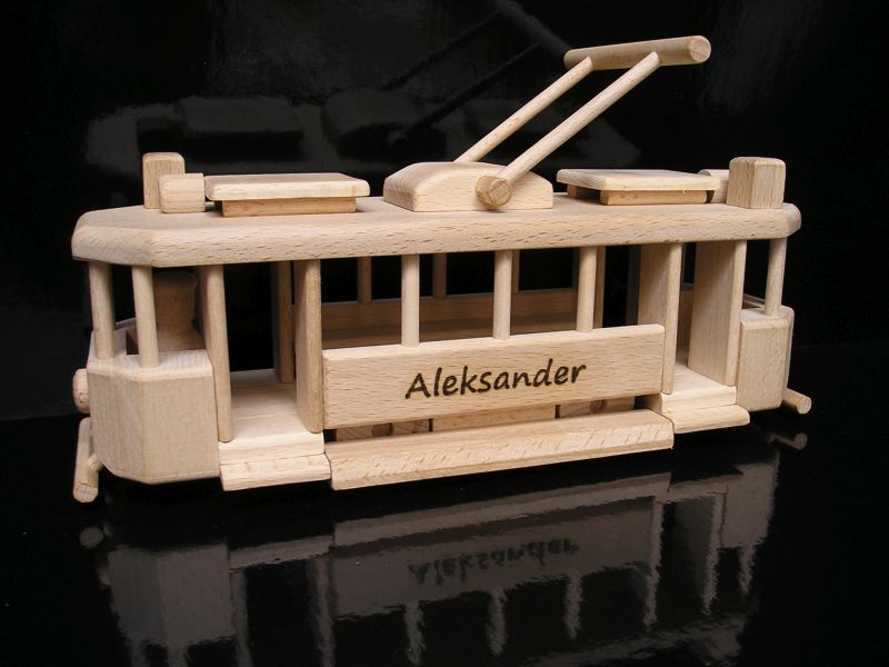 Dřevěný model tramvaje – originální dárek pro fanoušky MHD
