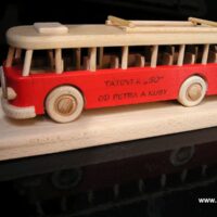 červený autobus model autobusu ze dřeva – dárek pro fanoušky historických vozidel