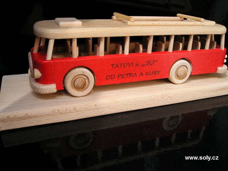červený autobus model autobusu ze dřeva – dárek pro fanoušky historických vozidel