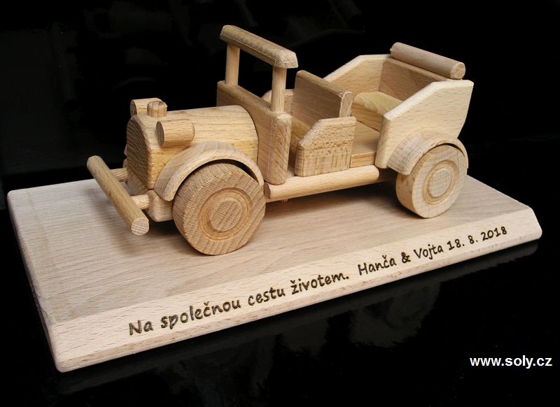 autoverán dřevěný dárek model na podstavě s věnováním