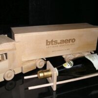 Kamion truck dárek pro kamionistu, dřevěný kamion s držákem na láhev bts aero bratislava