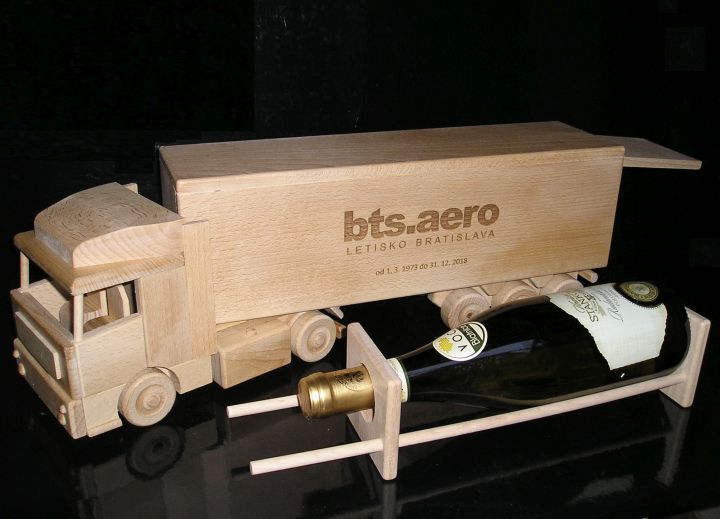 Kamion truck dárek pro kamionistu, dřevěný kamion s držákem na láhev bts aero bratislava