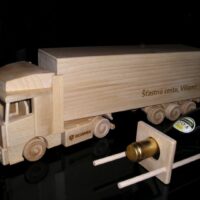 Kamion truck dárek pro kamionistu, dřevěný kamion s držákem na láhev scania