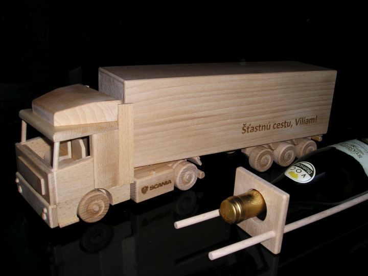 Kamion truck dárek pro kamionistu, dřevěný kamion s držákem na láhev scania
