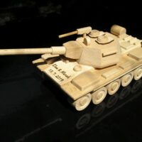 Tank Abrams k narozeninám vojenské dárky a hračky do penze, důchodu