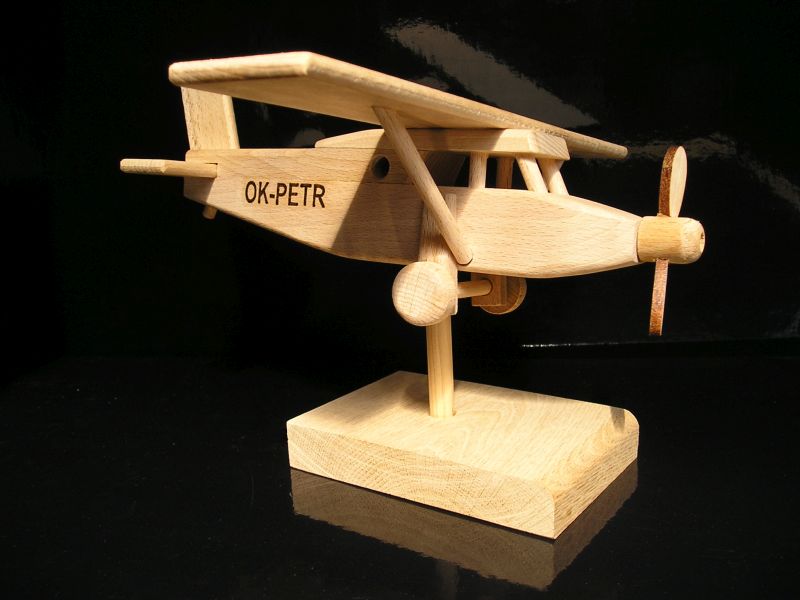 Dárkové letadlo modely na dřevěném stojánku Pilatus pro pilota