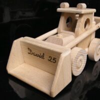 Hračka model nakladač Bobík má funkční pohyblivou lžíci.