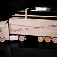 Kamion truck dárek pro kamionistu, dřevěný kamion s držákem na láhev do penze důchodu