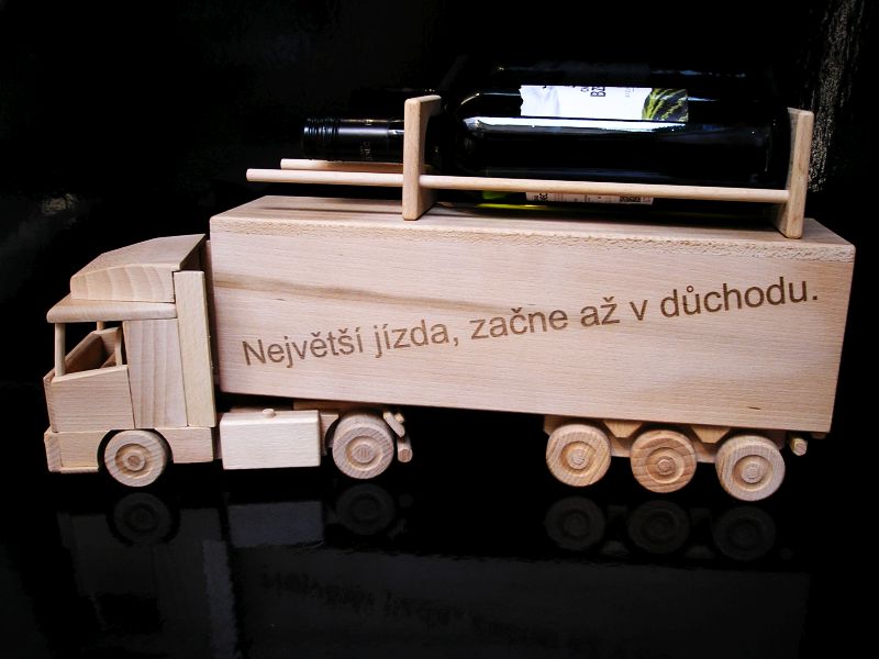 Kamion truck dárek pro kamionistu, dřevěný kamion s držákem na láhev do penze důchodu