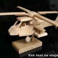 Helikoptéra Apache jako narozeninový dárek pro pilota na stojánku s věnováním