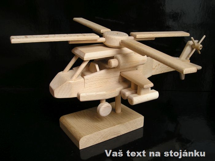 Helikoptéra Apache jako narozeninový dárek pro pilota na stojánku s věnováním