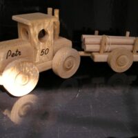 Traktor k 50 narozeninám dřevěná hračka
