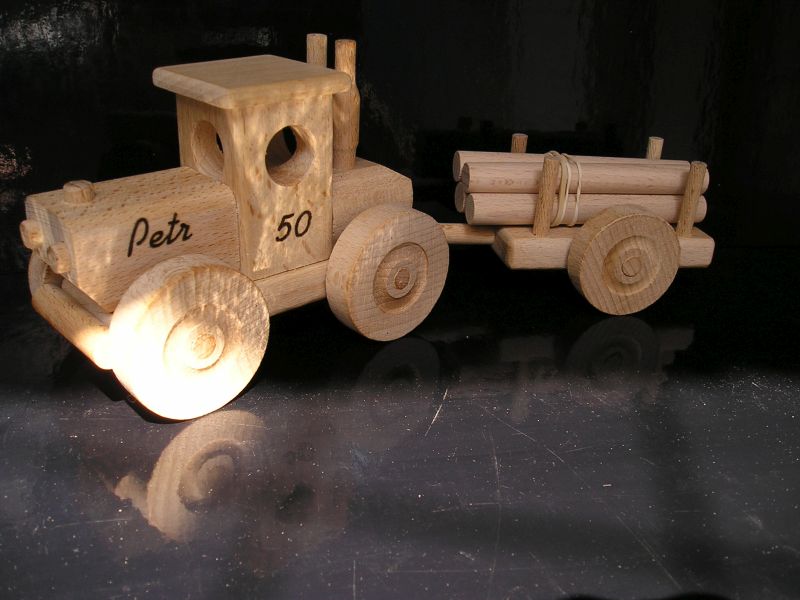 Traktor k 50 narozeninám dřevěná hračka