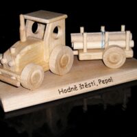 Zemědělský traktor s vlečkou, dřevěné dárky pro štěstí k narozeninám model suvenýr